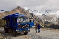 Magische Anden – Traumstraße: Auf ihrem Weg nach Huaráz kommen LKW-Fahrer Antonino und sein Sohn Alex am höchsten Berg Perus vorbei, dem Huascarán (6768m).