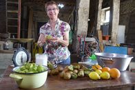 Zu Tisch ... – Annie Larbère bereitet eine Marmelade mit Kiwi aus dem Pays d´Orthe zu.