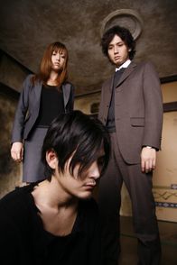 Nightmare Detective – L-R: Keiko Kirishima (Hitomi), Kyoichi Kagenuma (Ryûhei Matsuda), Detective Wakamiya (Masanobu Andô)