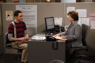 The Big Bang Theory – Im Wissen, dass Einstein einen banalen Job beim Patentamt hatte, als er die Relativitätstheorie entwickelte, beschließt Sheldon (Jim Parsons, l.), sich einen möglichst primitiven Job zu suchen, damit sein Gehirn im Hintergrund weiter an der Lösung des Elektronenproblems arbeiten kann. Sandy (Yeardley Smith, r.) im Job Center findet sich jedoch keine passende Aufgabe für ihn ...