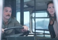 Lethal Weapon – Um einen Geldtransporter auszurauben, manipulieren Räuber in Elvis Kostümen Ampeln und blockieren somit den Verkehr für die Polizei - doch Riggs (Clayne Crawford, l.) ist zufällig gerade mit Molly (Kristen Gutoskie, r.) auf einer Doppeldeckerbustour durch den abgesperrten Block in Hollywood unterwegs und nimmt die Verfolgung auf ...