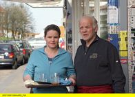 Der Dicke – NDR Fernsehen DER DICKE, "Wahlverwandschaften" Uhr. Norbert (Peter Franke, r.) und Gudrun (Katrin Pollitt, l.) vor dem Bistro "Croque".
