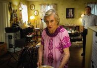 Hawaii Five-0 – Um einen neuen Fall aufzuklären, legen sich Danny (Scott Caan, r.) und Steve in der Wohnung von Ruth Tennenbaum (Cloris Leachman, l.) auf die Lauer. Doch zwischen den beiden Kollegen kommt es mal wieder zu Meinungsverschiedenheiten ...