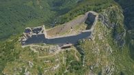 Verflucht - Große Legenden der Geschichte – Das Château de Montségur - Im 13. Jahrhundert ist die Festung der letzte Zufluchtsort der Katharer. Für die katholische Kirche gelten sie als Ketzer. Nach einer Belagerung durch die Truppen des Papstes sterben mehr als 200 Katharer auf dem Scheiterhaufen. Seither scheint ein Fluch auf dem Ort zu liegen.