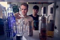 neoriginal: Like a Loser – Julian (Ben Münchow, l.) hat eine Mission: Er will Ernst (Diyar Ilhan, r.) dabei helfen, seinen Schwarm mit einer fetten Hausparty zu beeindrucken. Dazu muss erst einmal der Getränkestand gecheckt werden.
