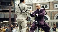 Jet Li's - Fearless – Huo (Jet Li, re.) trainiert gegen den Willen seines Vaters, um der beste Kung-Fu-Kämpfer von allen zu werden.