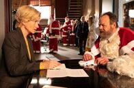 SOKO Stuttgart – Weihnachtlicher Besuch im Präsidium, doch leider ist der Anlass nicht ganz so schön: Der Chef der Stuttgarter Weihnachtsmannzentrale wurde ermordet und so müssen dessen Mitarbeiter im Präsidium aussagen. Ruprecht Kranz (Pierre Shrady) berichtet Kriminalhauptkommissarin Martina Seiffert (Astrid M. Fünderich) von einem Streit, den er beobachtet hat. Bringt das die Ermittlungen weiter?