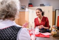 Sturm der Liebe – Nicole (Dionne Wudu, r.) ist dankbar, als ihr Hildegard (Antje Hagen, l.) und Alfons in einer Notlage helfen.