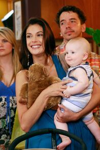 Desperate Housewives – Fünf Jahre sind inzwischen vergangen und im Leben der Housewives der Wisteria Lane hat sich einiges geändert. Susan (Teri Hatcher, l.) hat nicht nur einen Sohn, sondern auch einen geheimen Lover ...