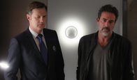 Extant – General Shepherd (David Morrissey, l.) ist dazu angehalten, so viele Informationen aus Molly herauszubekommen wie möglich, während JD (Jeffrey Dean Morgan, r.) hofft, dass sie nicht an dem selbst erschaffenen Virus stirbt ...