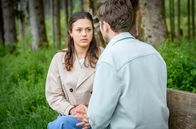 Sturm der Liebe – Maxi (Katharina Scheuba, hinten) ahnt nicht, dass Henry (Elias Reichert, vorne) auf Abstand geht, um sie zu schützen.