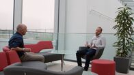SMS - Schwanke meets Science – Prof. Heiko Lickert (rechts) erklärt Karsten Schwanke seine Forschungen zur Funktionsweise der Bauchspeicheldrüse.