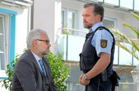 WaPo Bodensee – Schwieriger Fall für Rambach (Ole Puppe, r.): hat sein Kegelfreund Olaf Hessler (Jophi Ries, l.) etwas mit dem Verschwinden der Hotelangestellten Vanessa zu tun?