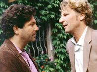 Die Kinder meiner Braut – Zwei wie Hund und Katz: Michael (Michael von Au, re.) und sein ehemaliger Kollege und "Ehe-Vorgänger" Jörg (Francis Fulton-Smith, li.).