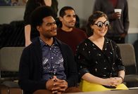 Call Me Kat – Carter (Julian Gant, l.); Kat (Mayim Bialik, r.)
