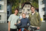 Reporter Spezial – Junges Paar: Tom (r.) und Svenja (M.) Gisler auf dem Weg ins Standesamt Altdorf