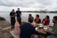 Gordon Ramsay: Kulinarische Abenteuer – Küchenchef Luis und Gordon Ramsay präsentieren den Gästen in Kuba ihre Gerichte. (National Geographic/Justin Mandel)