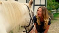 Rote Rosen – Carla (Maria Fuchs) findet ein fremdes Pferd auf ihrem Hof und spürt eine besondere Verbindung zu dem alten Tier.