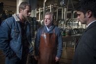 Der letzte Bulle – Sven Lohmeyer wurde kurz nach seiner Haftentlassung ermordet. Schon bald stoßen Mick (Henning Baum, l.) und Andreas (Maximilian Grill, r.) auf Brauereibesitzer Ralf Rothstein (Andreas Schmidt-Schaller, M.), der dem Toten einen Job angeboten hatte, obwohl seine Tochter Juliane vor Jahren durch dessen Hand starb.