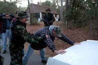 F.B.I. - Dem Verbrechen auf der Spur – The dead man's colleagues immediately pursue the shooter and catch him after a wild chase
