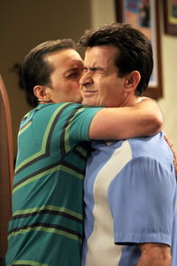 Two and a Half Men – Alan (Jon Cryer, l.) freut sich, dass er wieder bei Charlie (Charlie Sheen, r.) einziehen darf ...