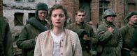 Irgendwer – Greta (Fabienne Haller) vor der Kompanie der Roten Armee.
