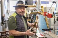 Heimatleuchten – Jos Moser mit einer Flasche seines Bieres