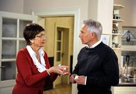 Rote Rosen – ARD ROTE ROSEN FOLGE 1287 Uhr im ERSTEN. Thomas (Gerry Hungbauer, r.) erfährt, dass seine Mutter Johanna (Brigitte Antonius, l.) einst sein Praktikum auf einem Forschungsschiff verhindert hat.