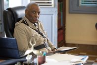 Death in Paradise – Commissioner Selwyn Patterson (Don Warrington) ist über den Leichenfund in der Kanzlei schockiert.