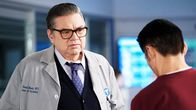 Chicago Med – Er redet ihm ins Gewissen, l-r: Oliver Platt als Dr. Daniel Charles, Brian Tee als Dr. Ethan Choi
