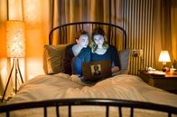Tatort – Laura Nix (Kyra Sophia Kahre) und Doro Meisner (Svenja Jung) schauen sich Doros gehacktes Profil auf Love Tender an. (v.l.)