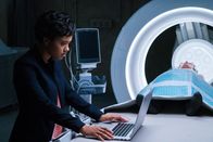 Flatliners – Kiersey Clemons (Sophia), Ellen Page (Courtney Holmes).