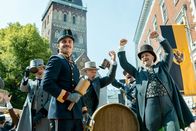 Sisi – Franz (Jannik Schümann, Mi.) lädt zum Volksfest mit Freibier und Tanz. Die Verwendung des sendungsbezogenen Materials ist nur mit dem Hinweis und Verlinkung auf RTL+ gestattet. +++ Die Verwendung des sendungsbezogenen Materials ist nur mit dem Hinweis und Verlinkung auf RTL+ gestattet. +++