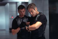 Ocean's Eleven – Ein Wettlauf mit der Zeit beginnt: Um drei Kasinos gleichzeitig auszurauben, zählt für Danny Ocean (George Clooney, r.) und Linus Caldwell (Matt Damon, l.) jede Sekunde ...
