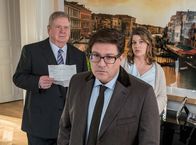 Der Staatsanwalt – Staatsanwalt Bernd Reuther (Rainer Hunold, l.) zeigt den aufgebrachten Eltern von Tobias, Sandra Hendrich (Birge Schade) und Maximilian Hendrich (Francis Fulton- Smith), den Durchsuchungsbeschluss für die Wohnung von ihrem Sohn. Die Ermittler vermuten, dass sie Crystal Meth in der Wohnung finden, da Tobias schon früher mit der Droge gedealt hat.