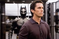 The Dark Knight Rises – Bruce Wayne (Christian Bale) will nicht länger Batman sein - aber er muss ...
