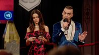 The Royals – Die königliche Familie bereitet sich auf die Peoples-Gala vor, bei der jedes Familienmitglied für gute Zwecke versteigert wird: Cyrus (Jake Maskall, r.) und Eleanor (Alexandra Park, l.) ...
