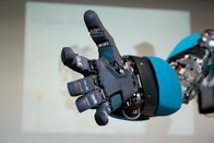 Mini Magic Moments – Blauer Roboter-Hand wird Gloseup grüßen