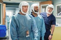Grey's Anatomy – Zu dritt im Einsatz, l-r: Kevin McKidd als Dr. Owen Hunt, Anthony Hill als Dr. Winston Ndugu, Chris Carmack als Dr. Atticus Lincoln
