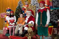 The Middle – Brick (Atticus Shaffer, M.) freut sich nicht wirklich, Santa zu treffen, vielmehr ist er traurig, dass er seinen PEZ-Spender mit Santa-Motiv verloren hat ...