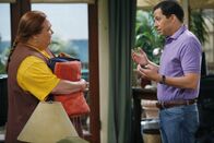 Two and a Half Men – Berta (Conchata Ferrell, l.); Alan (Jon Cryer, r.)