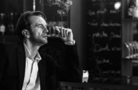 Kino aus Osteuropa: Cold War - Der Breitengrad der Liebe – Zwischen Heimat und Exil: Wiktor (Tomasz Kot) kann seine große Liebe Zula nicht vergessen.; MDR FERNSEHEN KINO AUS OSTEUROPA: COLD WAR – DER BREITENGRAD DER LIEBE Uhr. Ab 18.10.2024 in der ARD-Mediathek. Zwischen Heimat und Exil: Wiktor (Tomasz Kot) kann seine große Liebe Zula nicht vergessen.