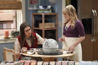 The Big Bang Theory – Amy (Mayim Bialik, l.) und Bernadette (Melissa Rauch, r.) bereiten ein ganz besonderes Geschenk für die Jungs zum Star Wars-Tag, dem 4. Mai, vor ...