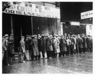 1929 - Der große Börsencrash – Arbeitslose Männer stehen im Februar 1931 Schlange vor einer von Al Capone geöffneten Suppenküche in der South State Street 935 in Chicago während der großen Depression in den USA.