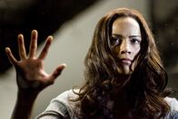 Mirrors – Noch kann Amy (Paula Patton) ihrem Ben nicht glauben, dass hinter den Spiegeln das Böse schlummern soll. Doch schon bald wird sie eines Besseren belehrt ...