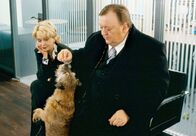 Der Dicke – MDR Fernsehen DER DICKE FOLGE 1, "Bauernopfer" Uhr. Christina Ehrenberg (Gisela Schneeberger, l.)und ihr Mann Gregor (Dieter Pfaff, r.) wollen sich nach der Trennung abwechselnd um Hund Buddy (M.) kümmern.