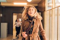 The Perfect Mother – Hélène (Julie Gayet) eilt durch das Polizeirevier, um zu ihrer verhafteten Tochter Anya zu gelangen.