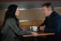Elementary – Während Watson (Lucy Liu, l.) sich in das Liebesleben von Captain Gregson (Aidan Quinn, r.) einmischt, bekommen sie und Holmes einen neuen Fall zugeteilt: Eine wohlhabende Dame wurde vom Balkon eines Hauses heruntergestoßen ...