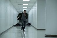 Venom – Eddie (Tom Hardy) sucht sein Heil mal wieder in der Flucht.