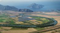 Terra X: Superhelden – Das Delta des Flusses Acheloos in Westgriechenland: Auf einer vorgelagerten Insel soll in homerischer Zeit ein grausamer Artemis-Kult betrieben worden sein. Daraus entsteht in der griechischen Mythologie die Sage der Sirenen.